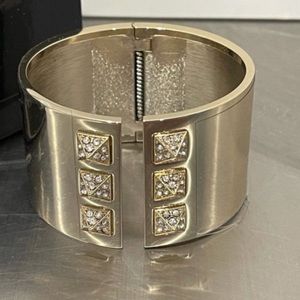 VS Scandalous Hinge Cuff